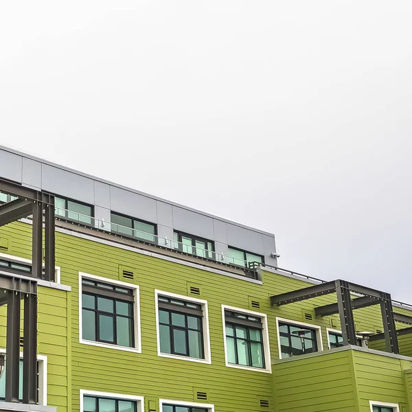 Edificio residencial cuadrado exterior con revestimiento horizontal verde y techo plano — Foto de Stock