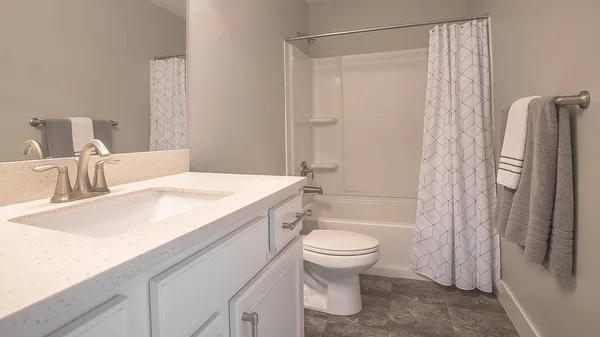 Панорама Интерьер в ванной комнате с темно-серым полом и светло-серой стеной — стоковое фото