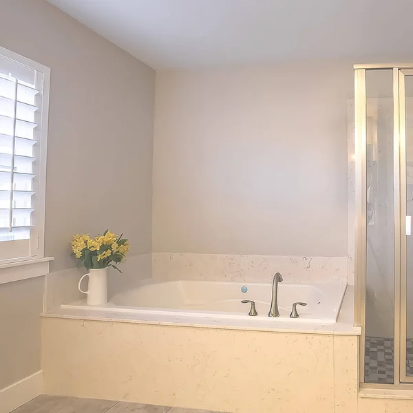 Quadratische Duschkabine und eingebaute Badewanne in einem Badezimmer mit hellgrauer Wand — Stockfoto