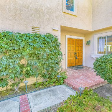 Ön kapıya giden beton ve tuğla ile şekilli yolu ile ev