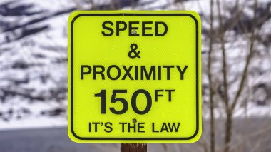 Kışın karla kaplı dağa karşı panorama çerçevesi Hız ve Yakınlık yol işareti