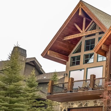 Kare çerçeve Güzel ev dış kışın kar y zemin ve kozalaklı çevrili