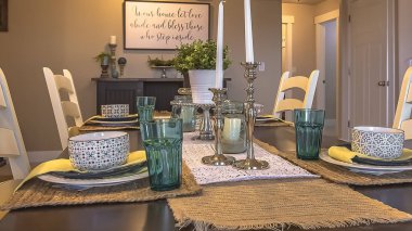 Mumlar bitkiler kenevir masa koşucuları ve placemats ile süslenmiş Panorama çerçeve Masa ayarı