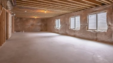 Panorama Plastik kaplı duvara monte pencereleri ile yapım aşamasında yeni ev