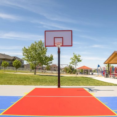 Kare çerçeve Piknik pavyonu ve çocuk oyun alanı ile bir parkta Açık basketbol sahası