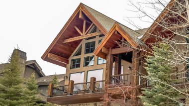 Panorama Güzel ev dış kışın kar zemin ve kozalaklı çevrili