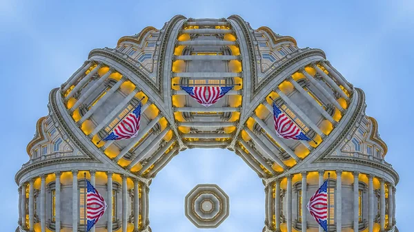 Marco panorámico Columnas y banderas del edificio de capital en círculo — Foto de Stock
