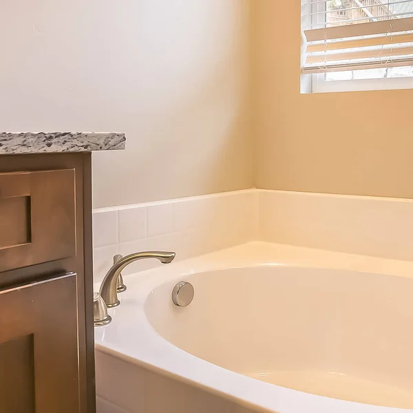 Ramka kwadratowa wnętrze łazienki z owalną wanną z białą ścianą i oknem z żaluzjami — Zdjęcie stockowe