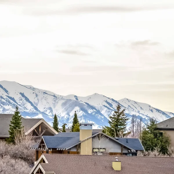 Marco cuadrado Barrio en invierno con montaña cubierta de nieve y fondo cielo nublado — Foto de Stock