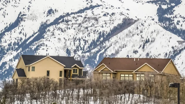 Panorama Residencias con imponentes nevadas y cielo nublado en el fondo — Foto de Stock