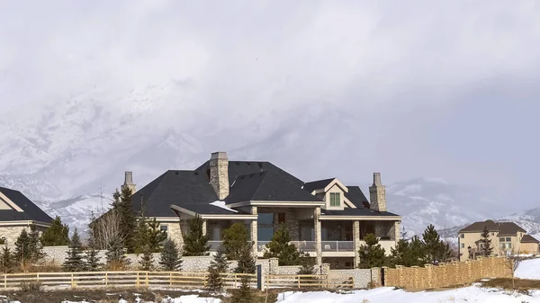 Marco panorámico Hermosas casas en un barrio con vistas a la montaña nevada en invierno — Foto de Stock
