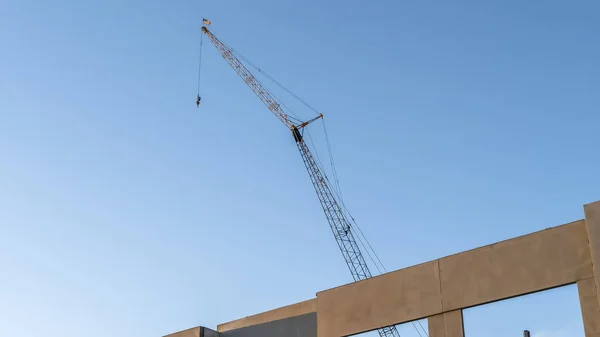 Mavi gökyüzü arka plan lı Panorama Bitmemiş bina dış ve inşaat vinç — Stok fotoğraf