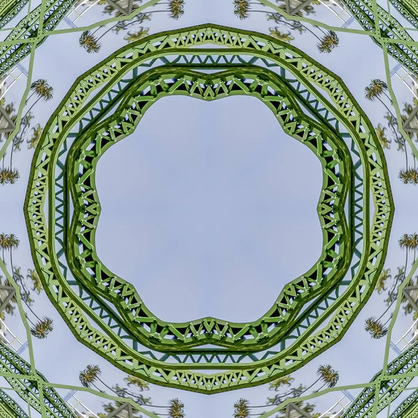Barras circulares cuadradas de metal verde creadas usando reflejos en forma redondeada desde un puente en California con espacio para copiar — Foto de Stock