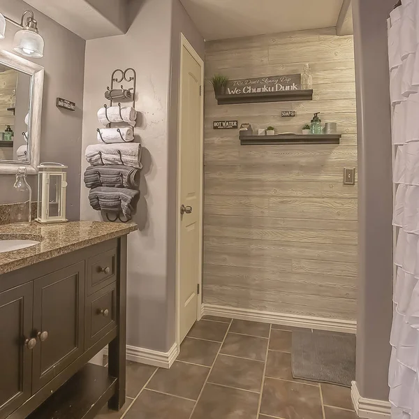 Kamar mandi persegi dengan kesombongan menghadap bak mandi dan mandi di balik tirai putih — Stok Foto