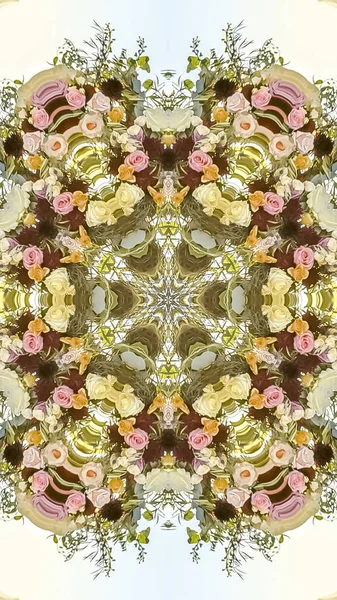 Marco vertical Diseño floral en forma caleidoscópica con múltiples tipos de flores para un diseño — Foto de Stock
