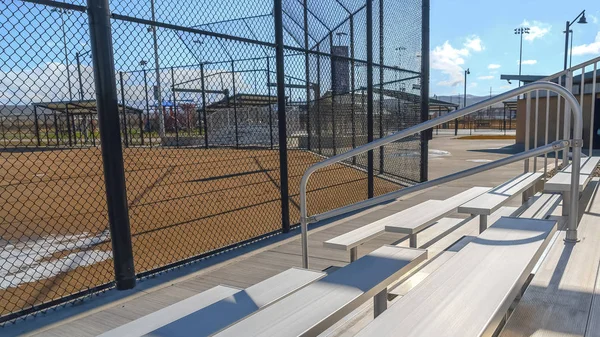 Панорамная рамка многоуровневые трибуны с металлическими перилами на спортивном поле просматриваются в солнечный день — стоковое фото