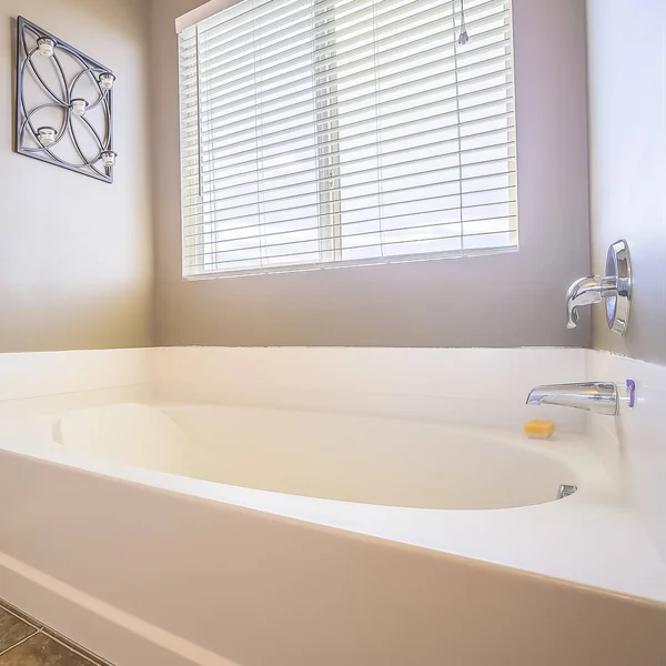 Tér otthon fürdőszoba belső káddal az ablak előtt a vakok — Stock Fotó