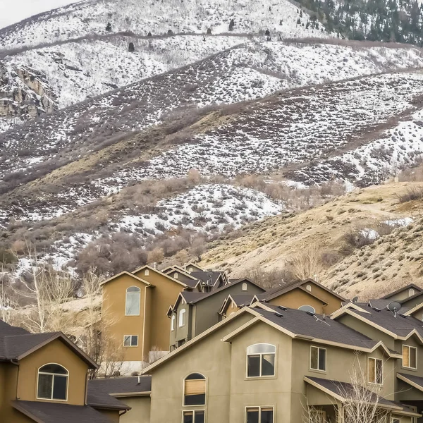 Plaza Vista exterior de casas con montaña nevada y cielo nublado — Foto de Stock