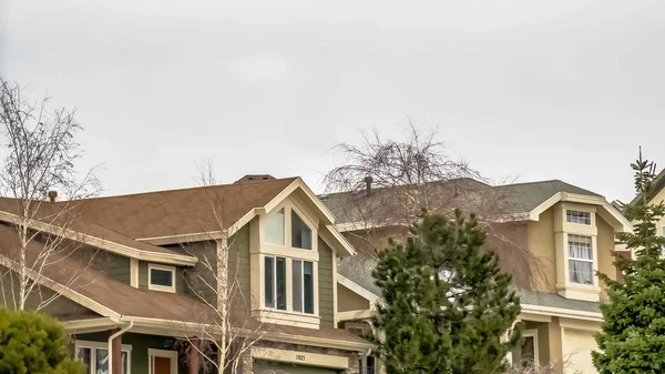 Panorama-Rahmen Außenansicht von mehrstöckigen Häusern in einer Nachbarschaft unter einem bewölkten Himmel — Stockfoto