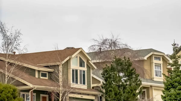 Marco panorámico Vista exterior de casas de varios pisos en un vecindario bajo un cielo nublado — Foto de Stock