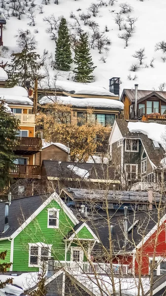 垂直框架房屋，在冬季用厚厚的积雪建在山上的彩色外墙 — 图库照片