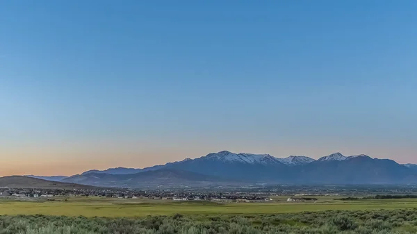 Vue panoramique panoramique sur le lac de la vallée et la neige a culminé montagne sous le ciel bleu — Photo
