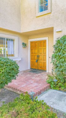 Ön kapıya giden beton ve tuğla ile şekilli yolu ile Dikey çerçeve Ev