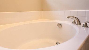 Panorama çerçeve Banyo içinde paslanmaz çelik musluk ile beyaz oval küvet yakın