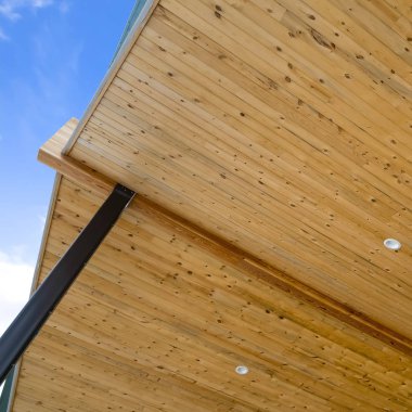 çerçeve Mavi gökyüzü arka planlı bir evin çatısının alt görünümünü yakından takip edin