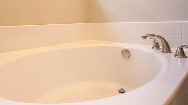 Marco panorámico Primer plano de una bañera ovalada blanca con grifo de acero inoxidable dentro de un baño — Foto de Stock