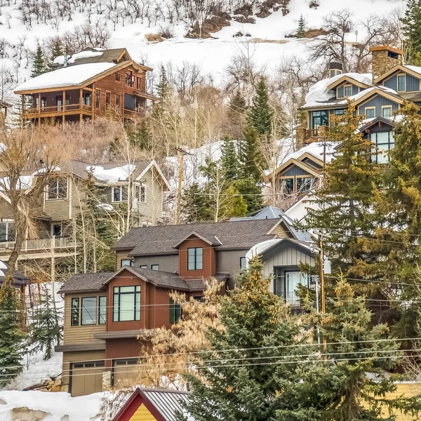 Square Residencias de varios pisos construidas sobre una montaña cubierta de nieve fresca en invierno — Foto de Stock