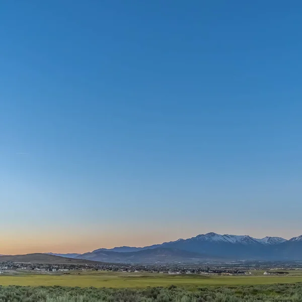 Площа Сценарій панорамний вид на озеро долини та сніг під блакитним небом — стокове фото