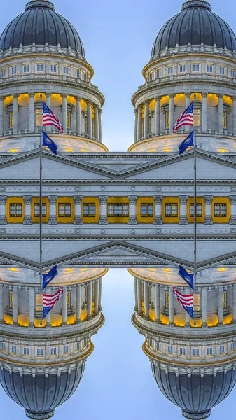 네 번 을 가리키는 깃발이있는 수직 자본 건물 — 스톡 사진