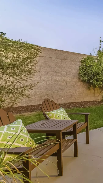 Pionowe przestronne patio na podwórku domu z częścią wypoczynkową i jadalnią — Zdjęcie stockowe