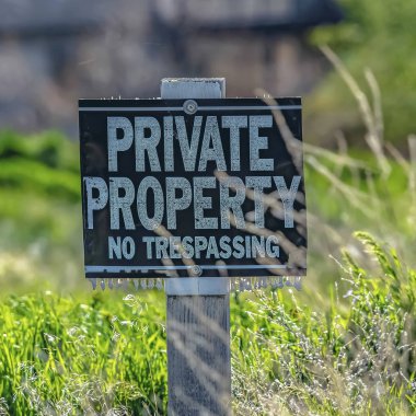 Güneşli bir günde Özel Mülkiyet No Trespassing işareti Kare Yakın