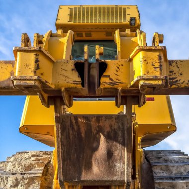 Kare çerçeve Sarı boya ve kirli metal parça soyma ile ağır hizmet inşaat aracı