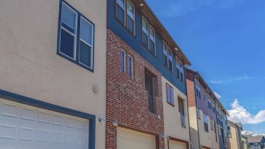 Panorama Road güneşli bir günde mavi gökyüzü altında çok katlı evlerin ortasında