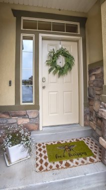 Beyaz ahşap ön kapı yan lambası ve transom pencereile bir evin Dikey Girişi