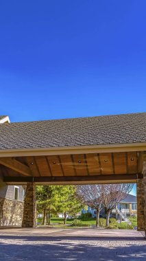 Güzel bir evin girişine bağlı tuğla direkleri ile Dikey çerçeve Pavilion