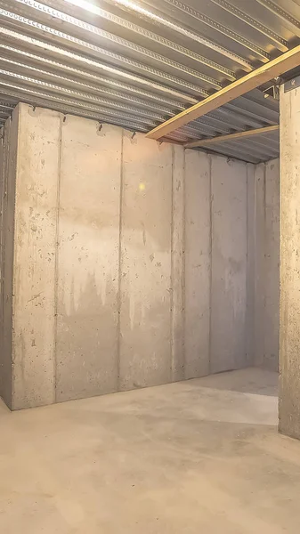 Intérieur vertical d'un bâtiment vide avec mur en béton et toit en métal ondulé — Photo