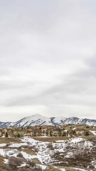 Marco vertical Panorama de zona residencial y carretera en una colina contra el cielo nublado en invierno —  Fotos de Stock