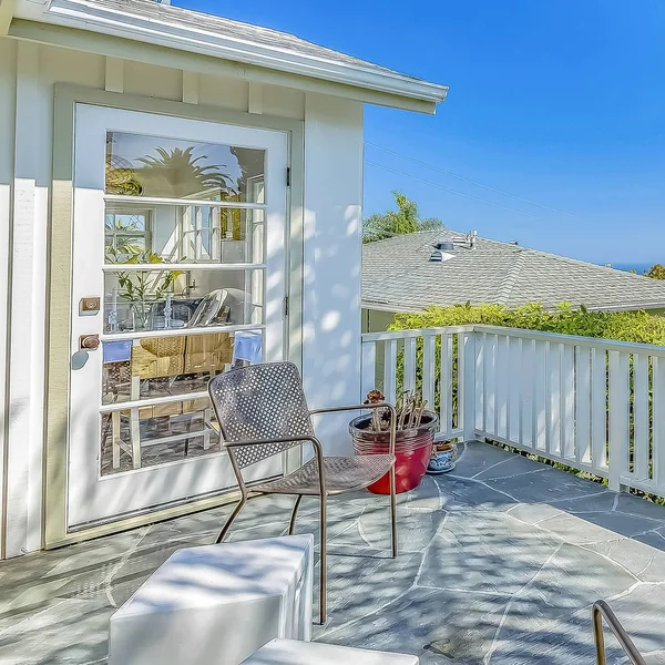 Frame Chairs and barbecue grill at the balcony of a home with white railing — Stock Photo, Image