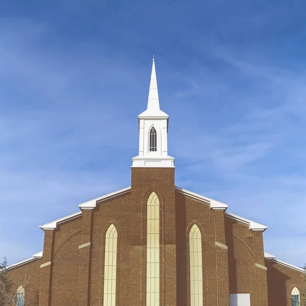 Marco cuadrado Vista exterior de una magnífica iglesia con fondo azul cielo nublado — Foto de Stock