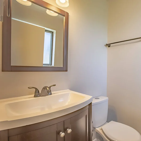 Carré Salle de bain intérieur d'une maison avec lavabo et armoire contre le mur blanc — Photo