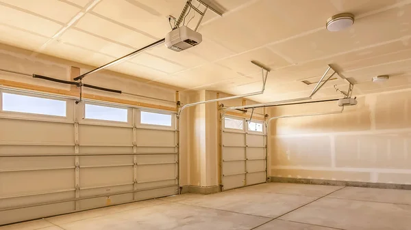 Panorama Interno del garage vuoto di una casa con pareti e soffitto non finiti — Foto Stock