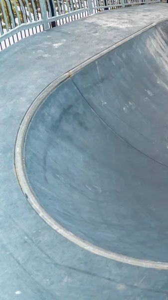 Vertikaler Rahmen conctere Skatepark mit Nahsicht auf die schüsselförmige Skaterrampe — Stockfoto