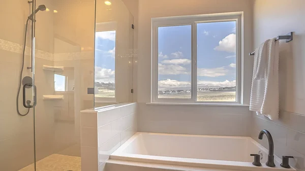 Ramka panoramiczna wbudowana wanna kwadratowa wewnątrz łazienki z białą ścianą i oknem przesuwnym — Zdjęcie stockowe