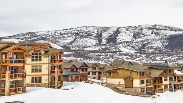 Panorama Vista panorámica de viviendas con balcones y rodeadas de nieve en invierno — Foto de Stock