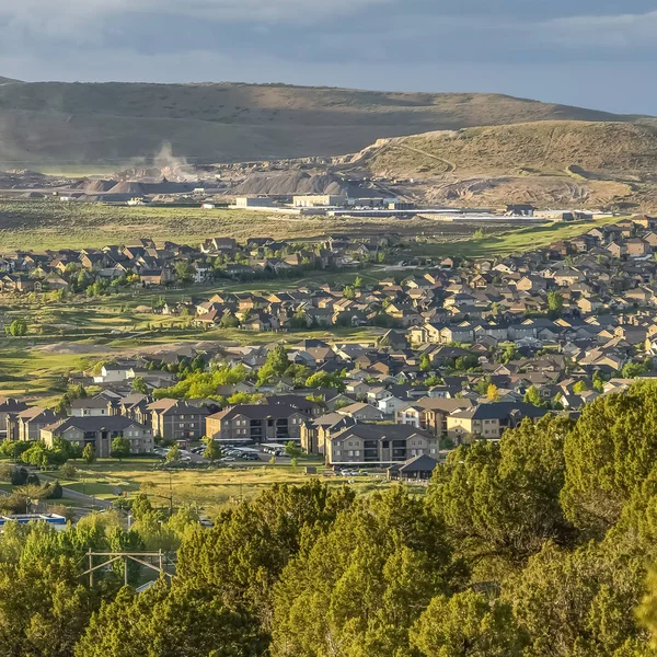 Marco cuadrado Zona residencial en un valle con vista a la montaña distante y cielo azul nublado — Foto de Stock