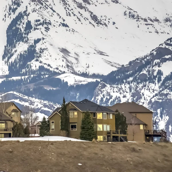 Cadre carré Quartier construit sur une colline surplombant une montagne enneigée en hiver — Photo